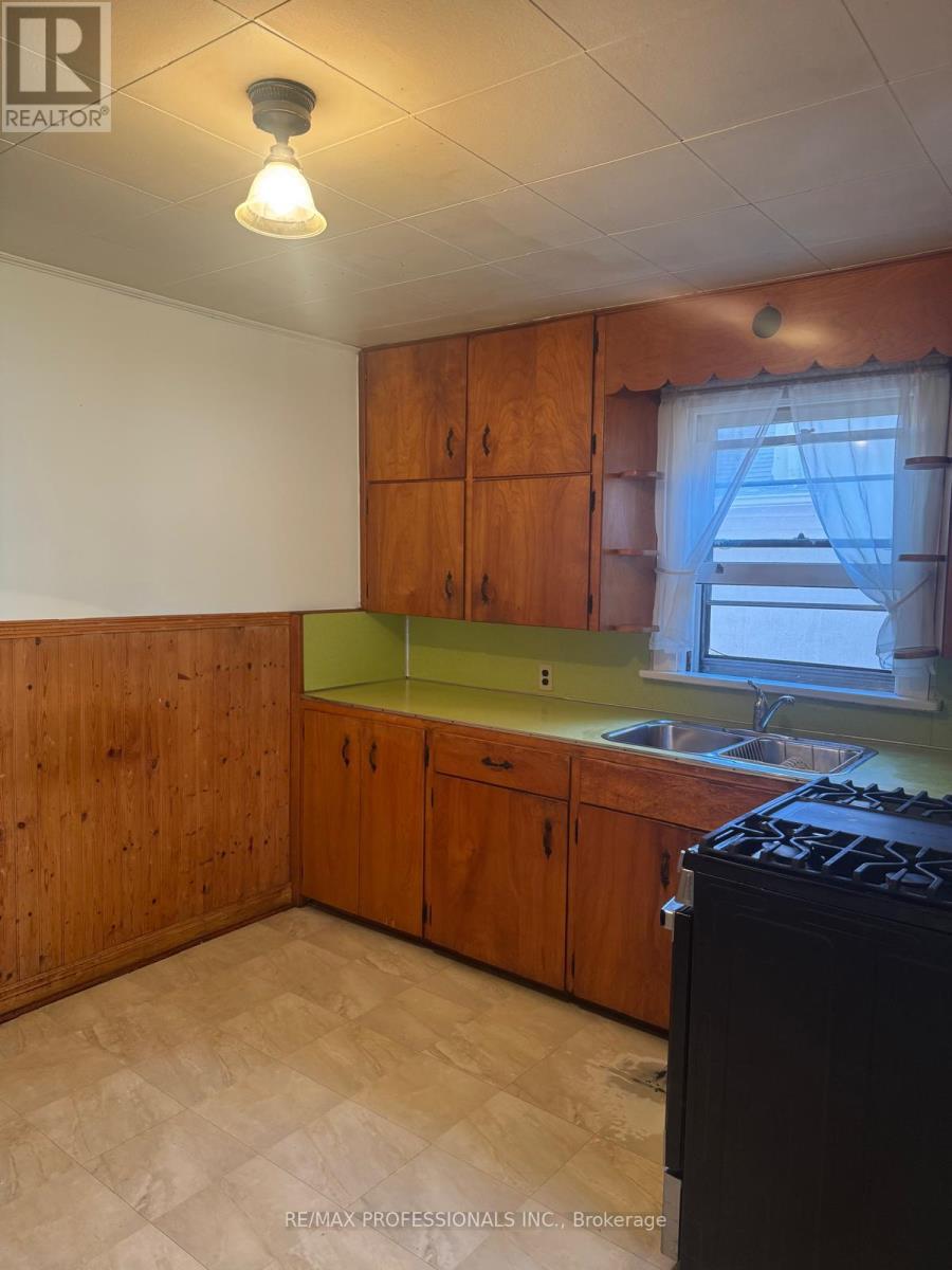8 Daniels Street, Toronto, Ontario  M8Y 1L7 - Photo 7 - W12442893