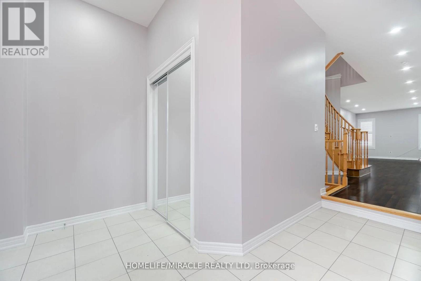 93 Kempenfelt Trail, Brampton, Ontario  L7A 0Z9 - Photo 4 - W12442903