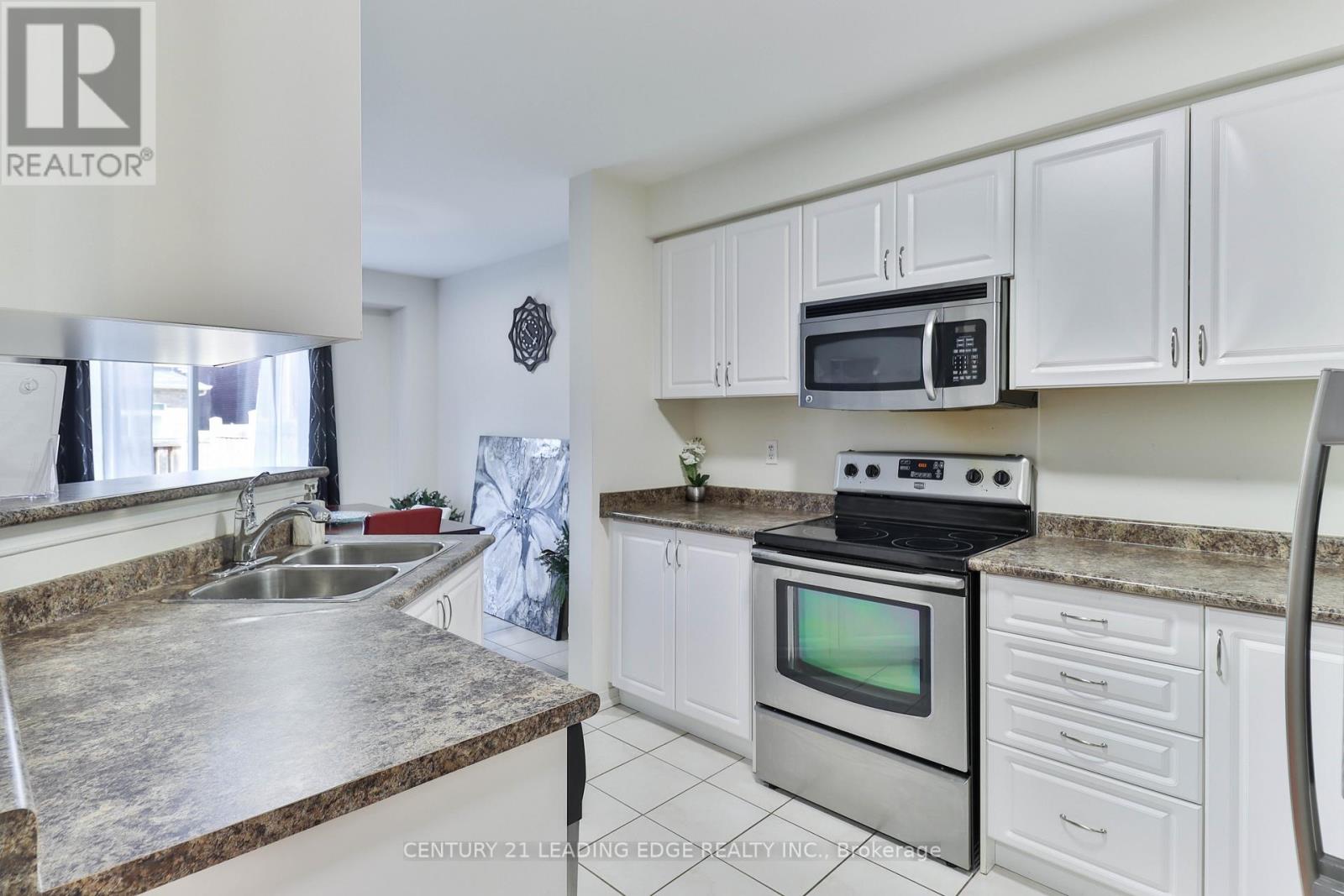15 Robertdale Court, Whitchurch-Stouffville, Ontario  L4A 0Y5 - Photo 9 - N12418535
