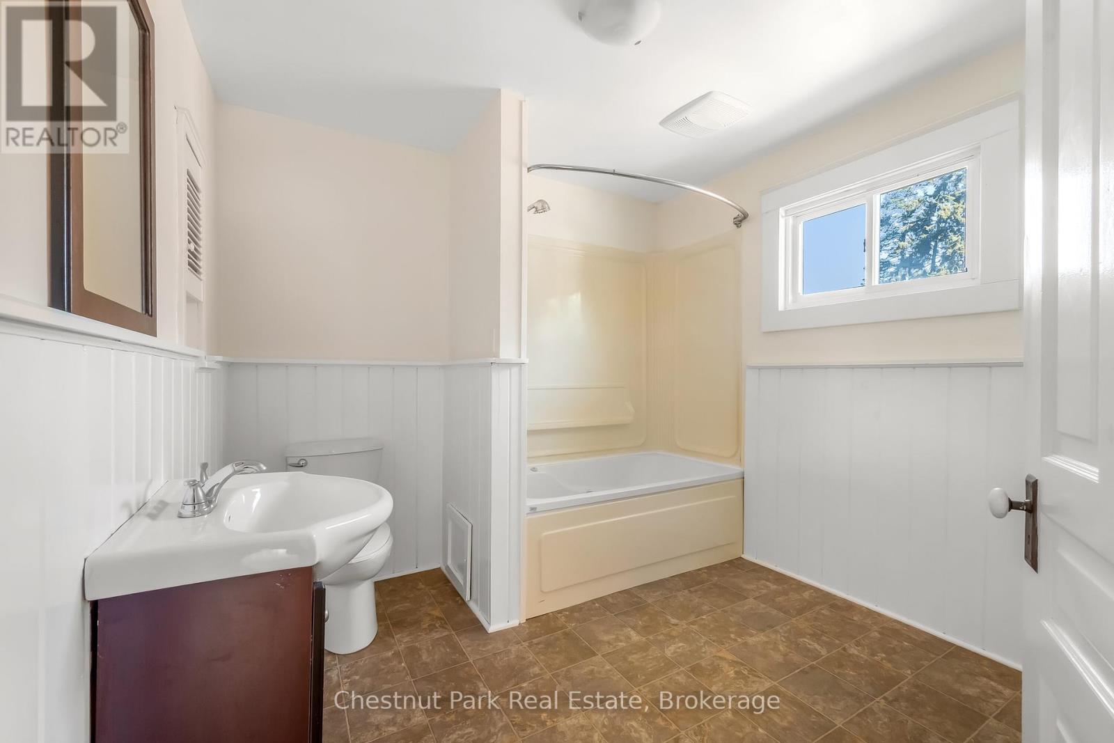 1208 4th Avenue E, Owen Sound, Ontario  N4K 2P6 - Photo 31 - X12439715