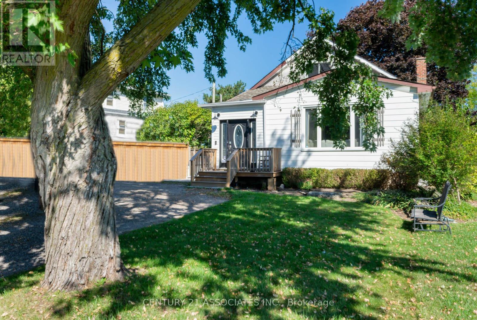 3 Clarke Street, Grimsby (Grimsby East), Ontario  L3M 1Y5 - Photo 1 - X12442841