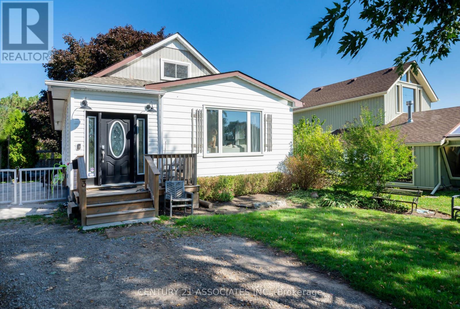 3 Clarke Street, Grimsby (Grimsby East), Ontario  L3M 1Y5 - Photo 2 - X12442841