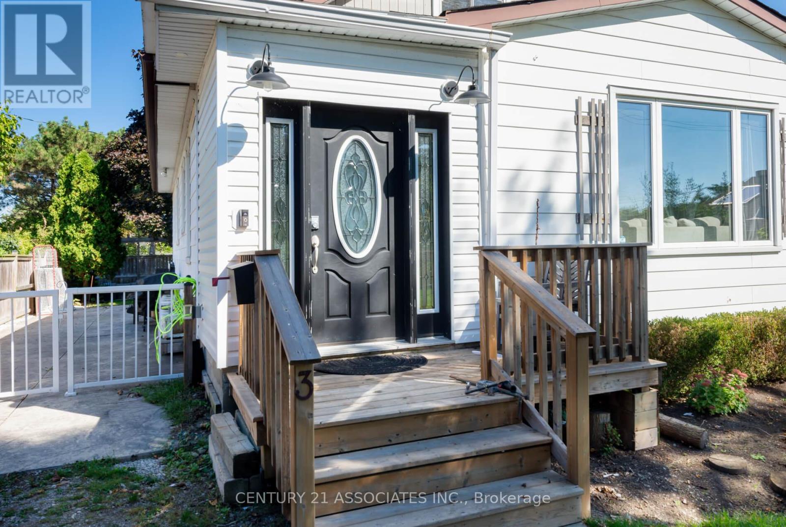 3 Clarke Street, Grimsby (Grimsby East), Ontario  L3M 1Y5 - Photo 3 - X12442841