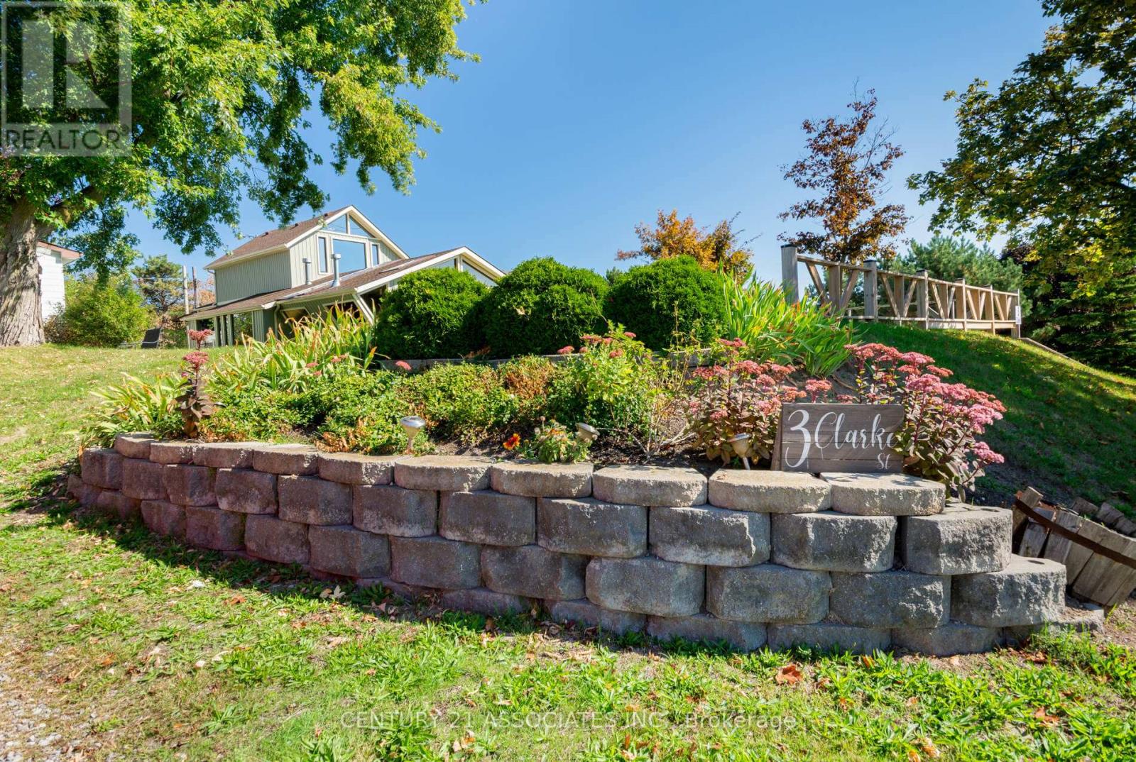 3 Clarke Street, Grimsby (Grimsby East), Ontario  L3M 1Y5 - Photo 4 - X12442841
