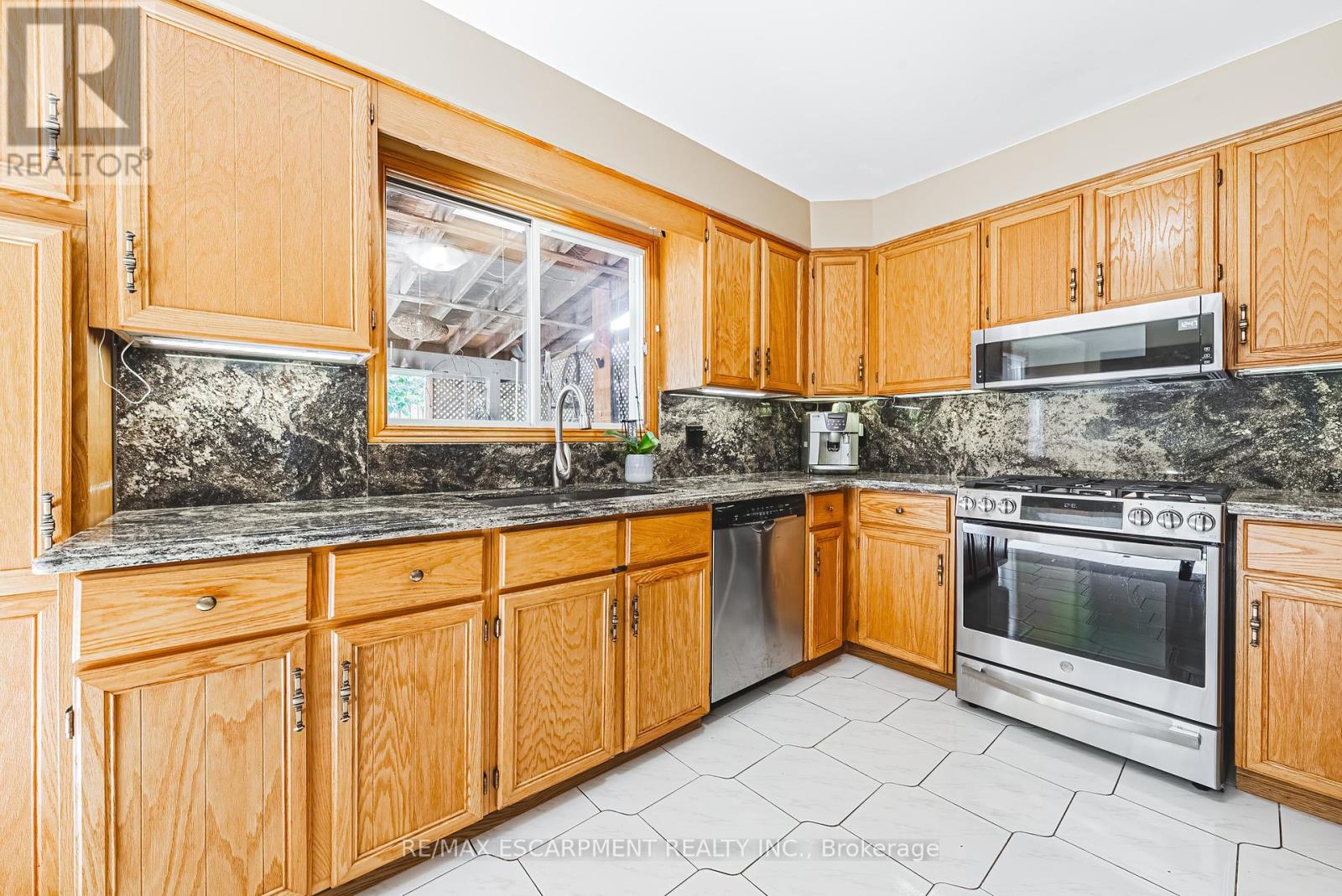 19 Glenhaven Court, Hamilton (Gilkson), Ontario  L9C 7G4 - Photo 11 - X12442890