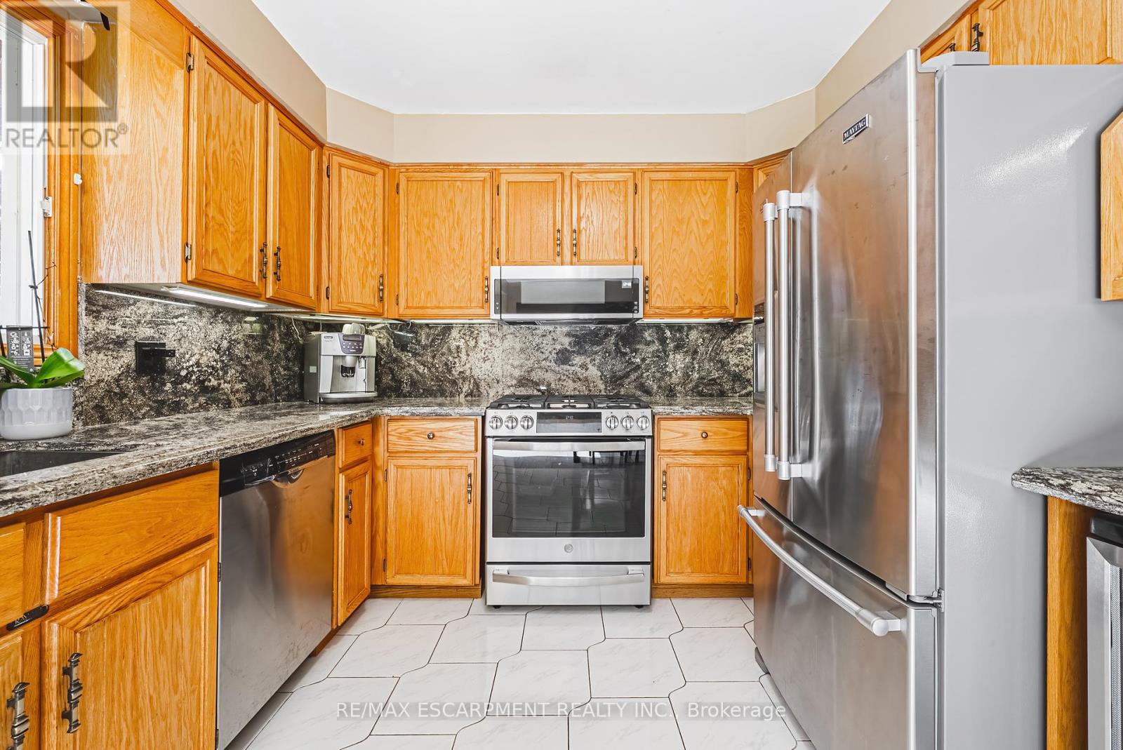 19 Glenhaven Court, Hamilton (Gilkson), Ontario  L9C 7G4 - Photo 12 - X12442890