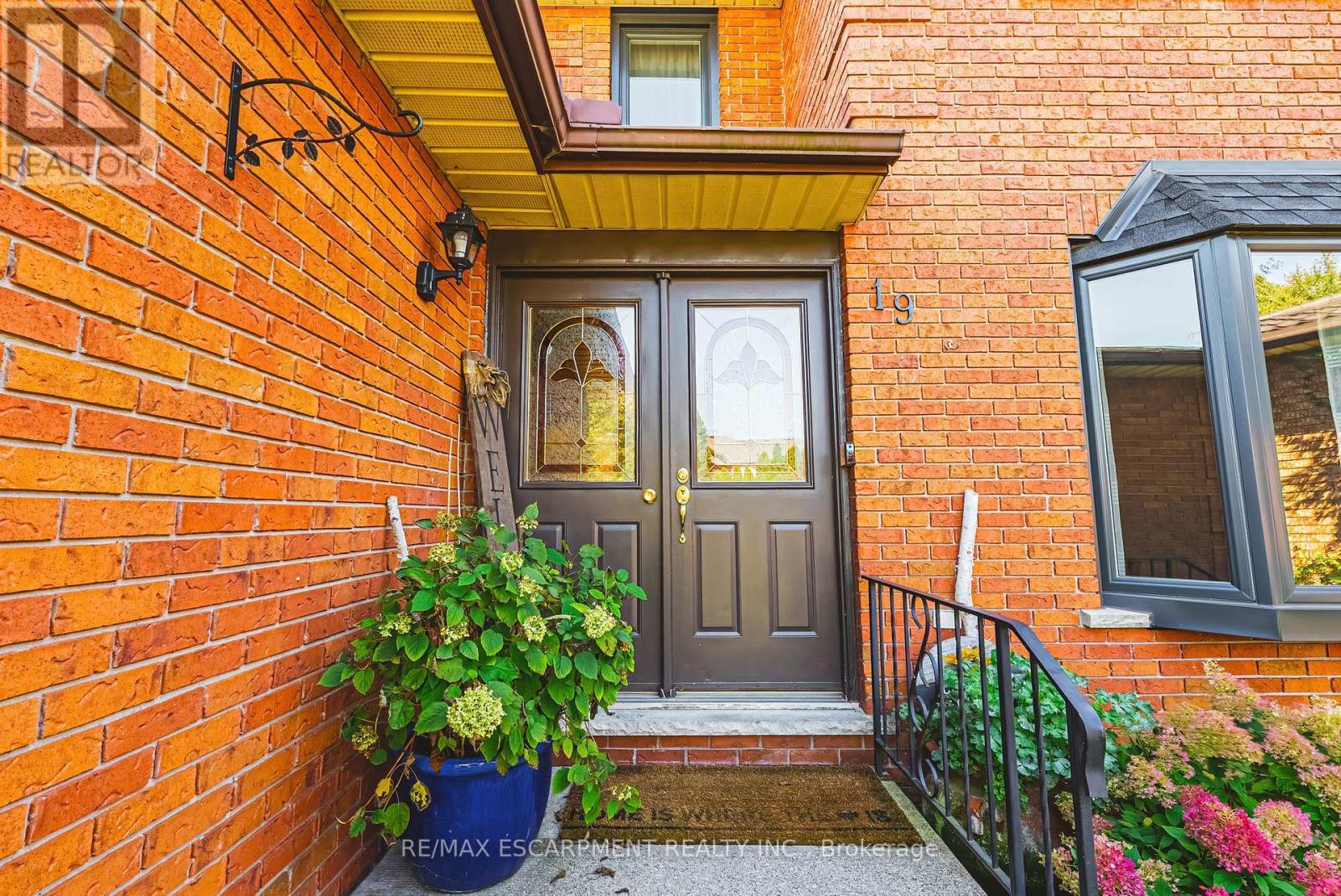 19 Glenhaven Court, Hamilton (Gilkson), Ontario  L9C 7G4 - Photo 2 - X12442890