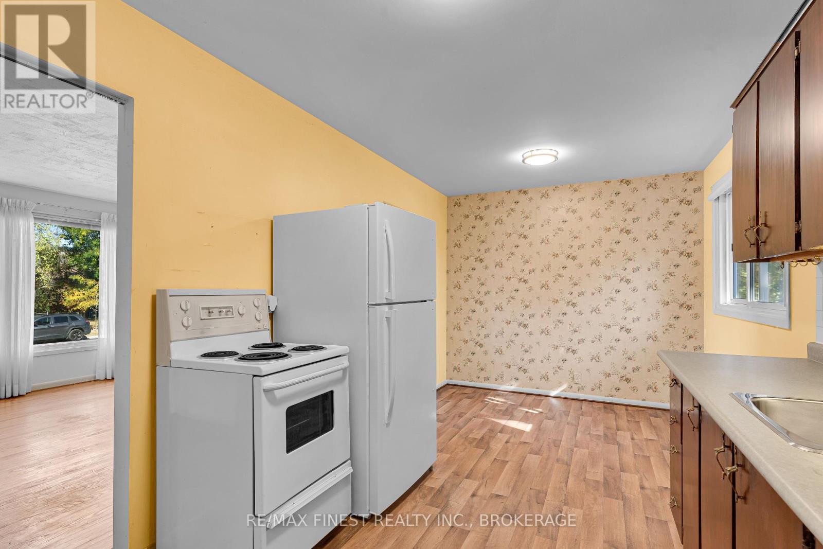 704 Aylmer Crescent, Kingston, Ontario  K7M 6L9 - Photo 11 - X12443136