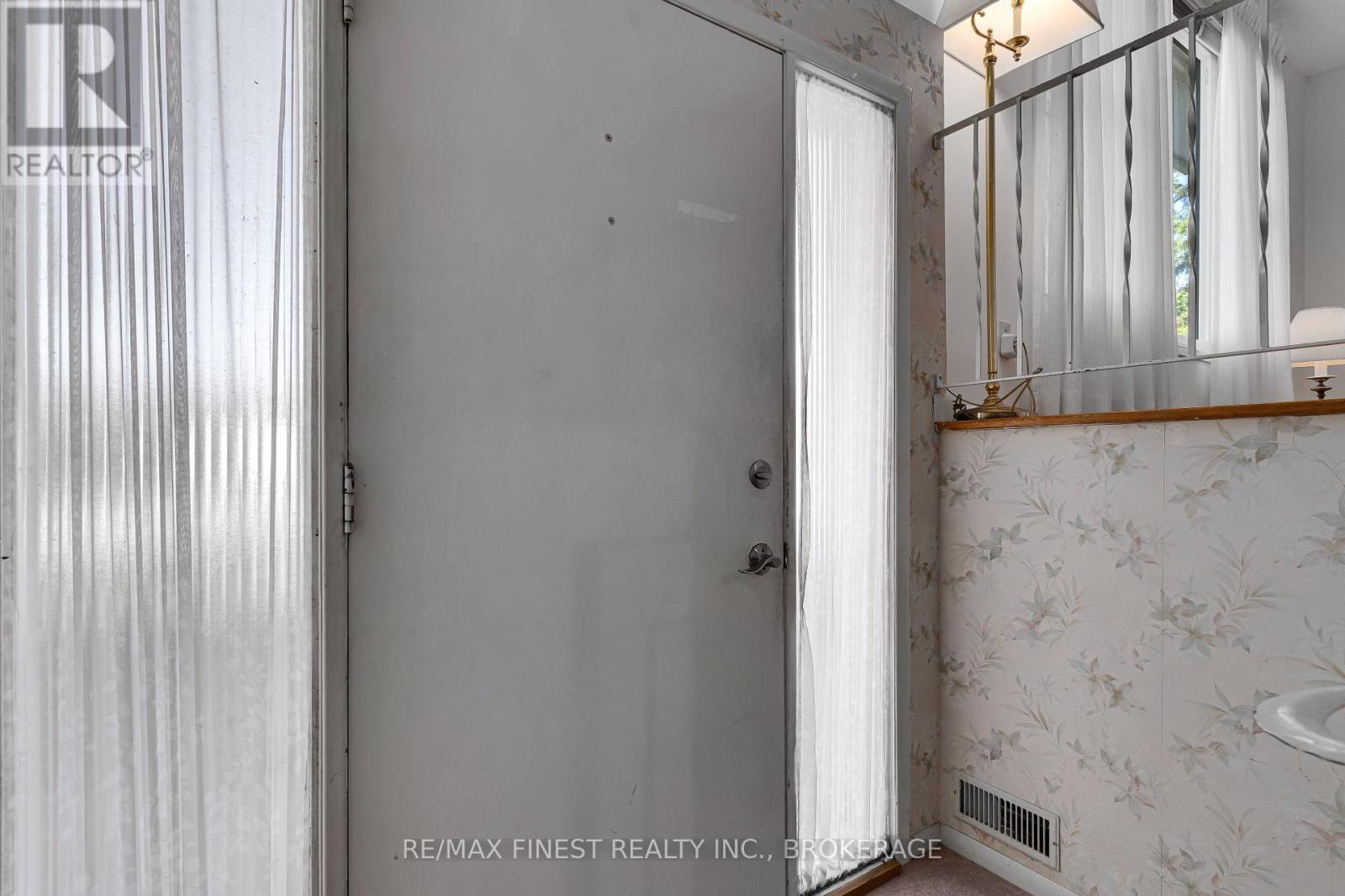 704 Aylmer Crescent, Kingston, Ontario  K7M 6L9 - Photo 3 - X12443136