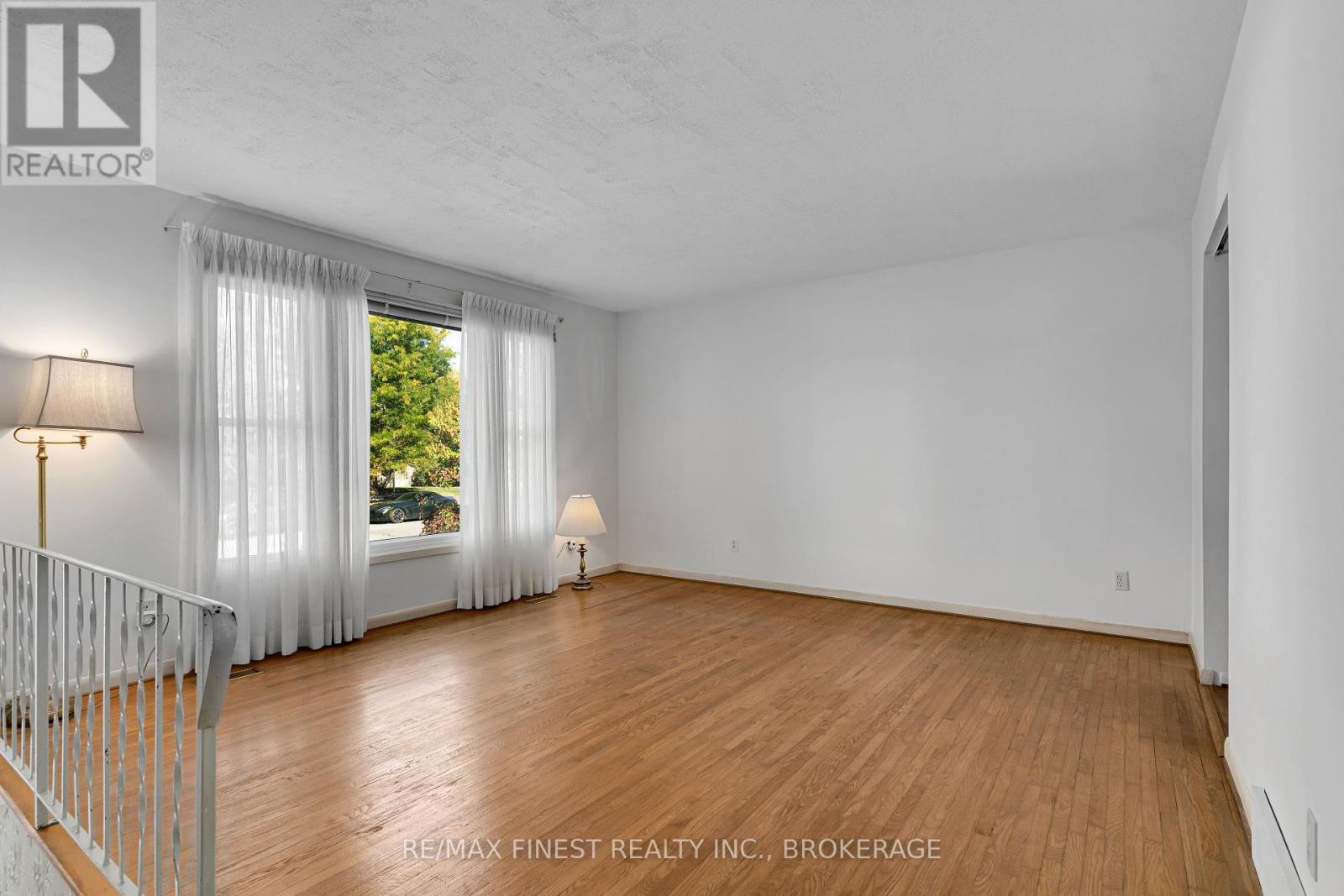 704 Aylmer Crescent, Kingston, Ontario  K7M 6L9 - Photo 5 - X12443136