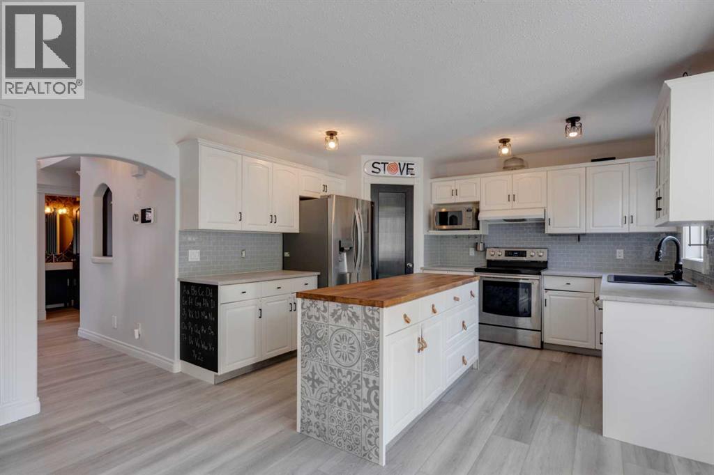 1374 Strathcona Drive Sw, Calgary, Alberta  T3H 4M1 - Photo 3 - A2256397