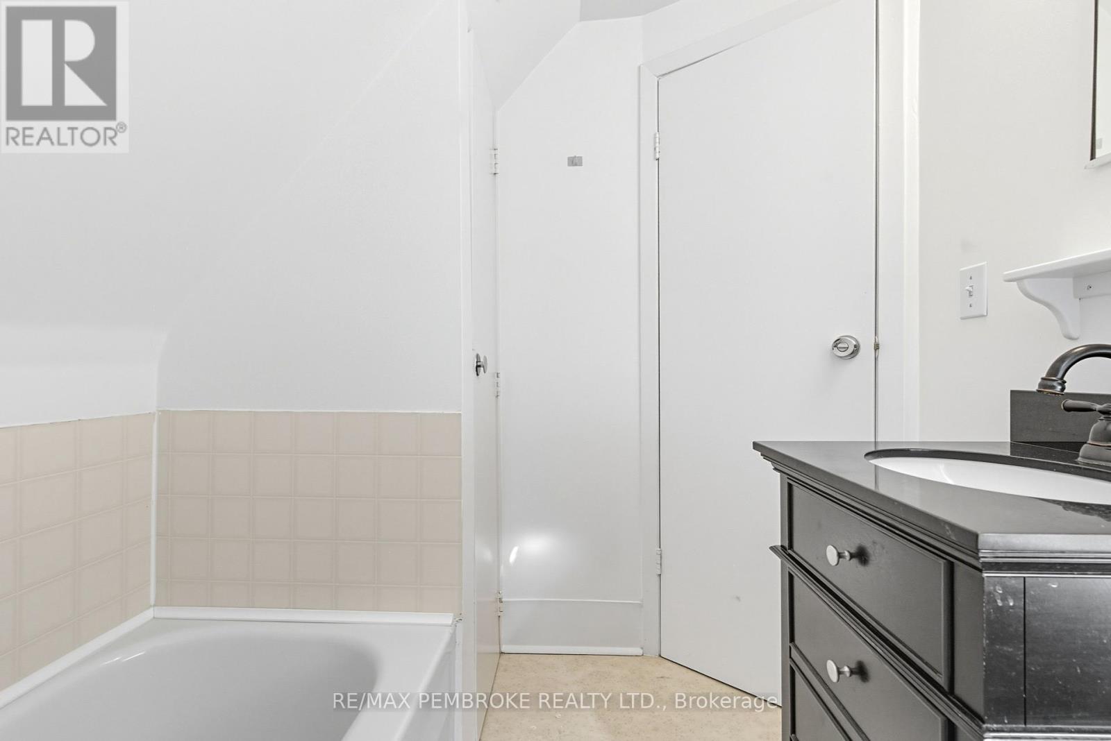 459 Draper Street, Pembroke, Ontario  K8A 4X3 - Photo 20 - X12407950