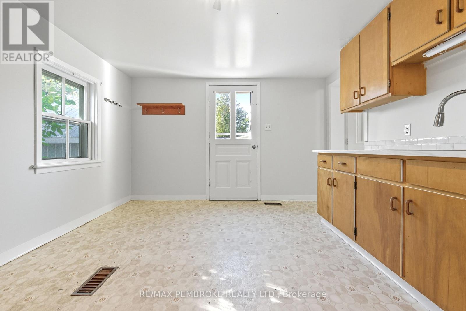 459 Draper Street, Pembroke, Ontario  K8A 4X3 - Photo 11 - X12407950