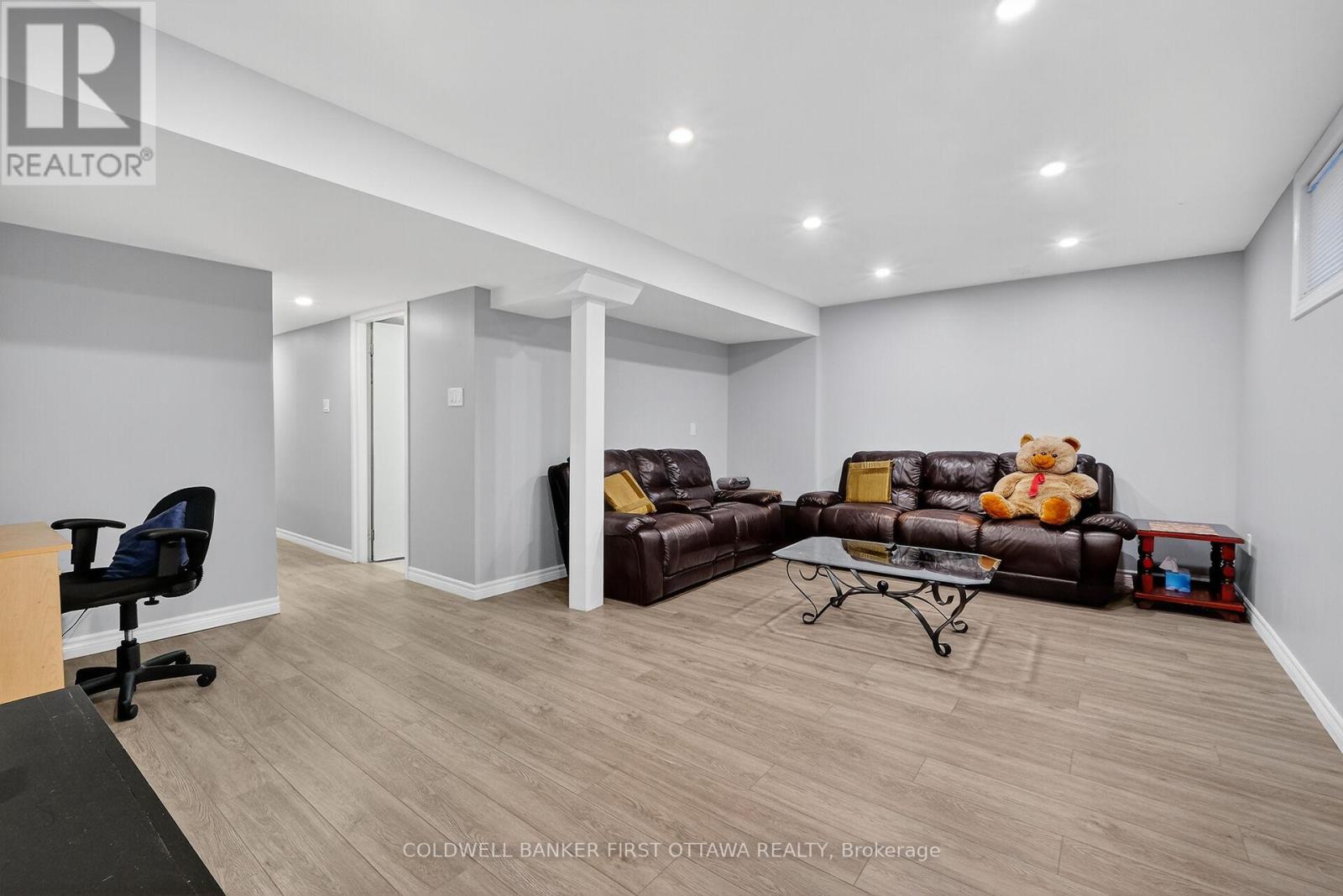 6 Pennington Lane, Ottawa, Ontario  K1B 4X7 - Photo 29 - X12443132