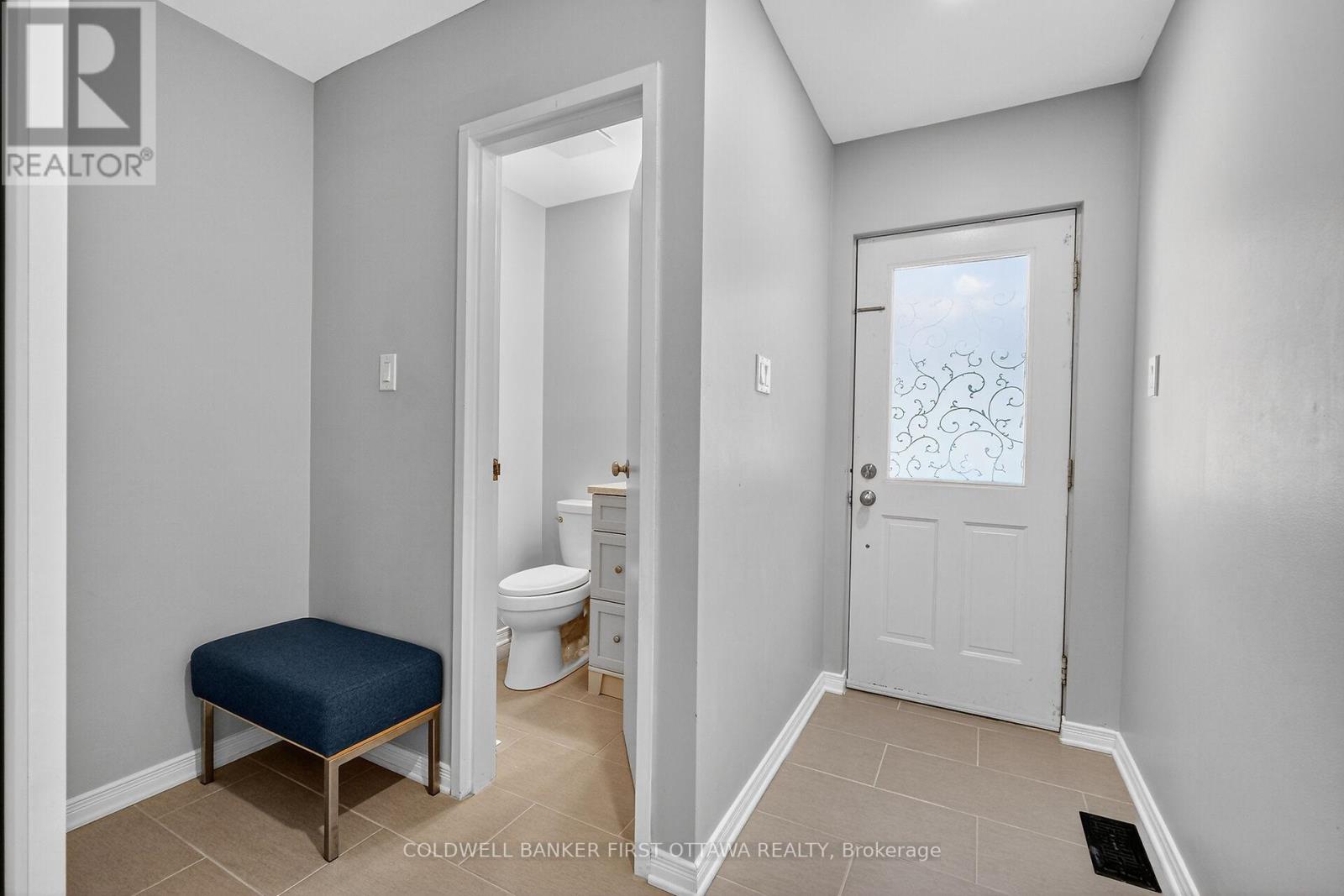 6 Pennington Lane, Ottawa, Ontario  K1B 4X7 - Photo 5 - X12443132