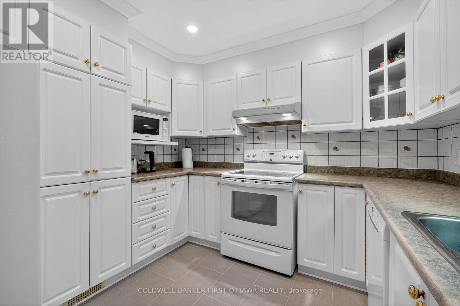 6 Pennington Lane, Ottawa, Ontario  K1B 4X7 - Photo 8 - X12443132