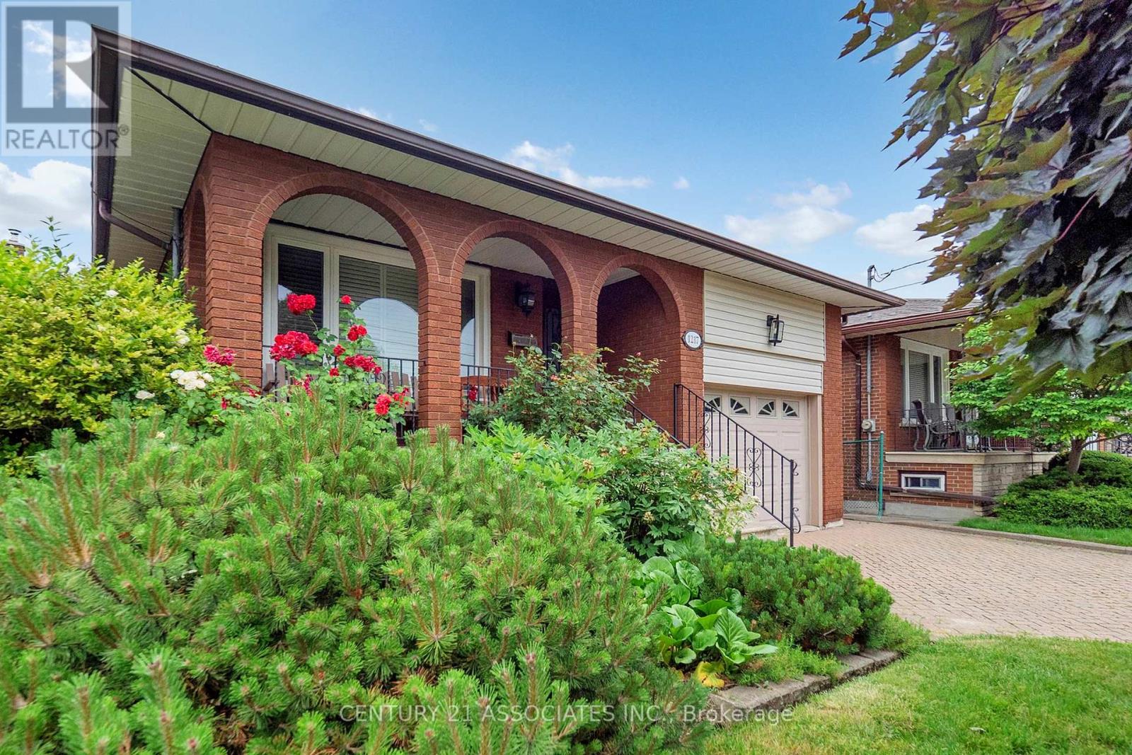 1217 Alexandra Avenue, Mississauga, Ontario  L5E 2A4 - Photo 3 - W12265874