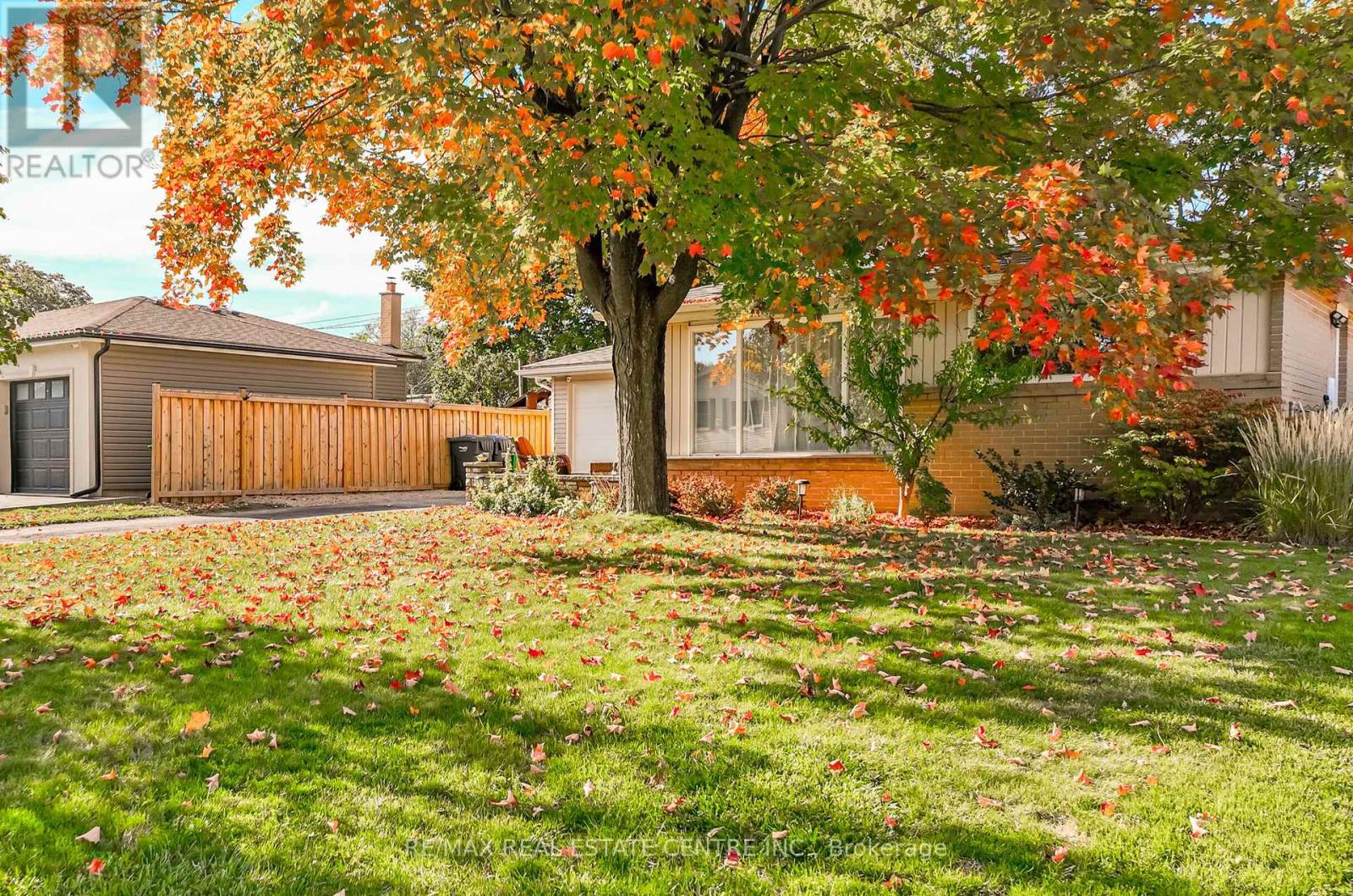 23 Bedford Crescent, Brampton (Avondale), Ontario  L6T 1R5 - Photo 3 - W12442770