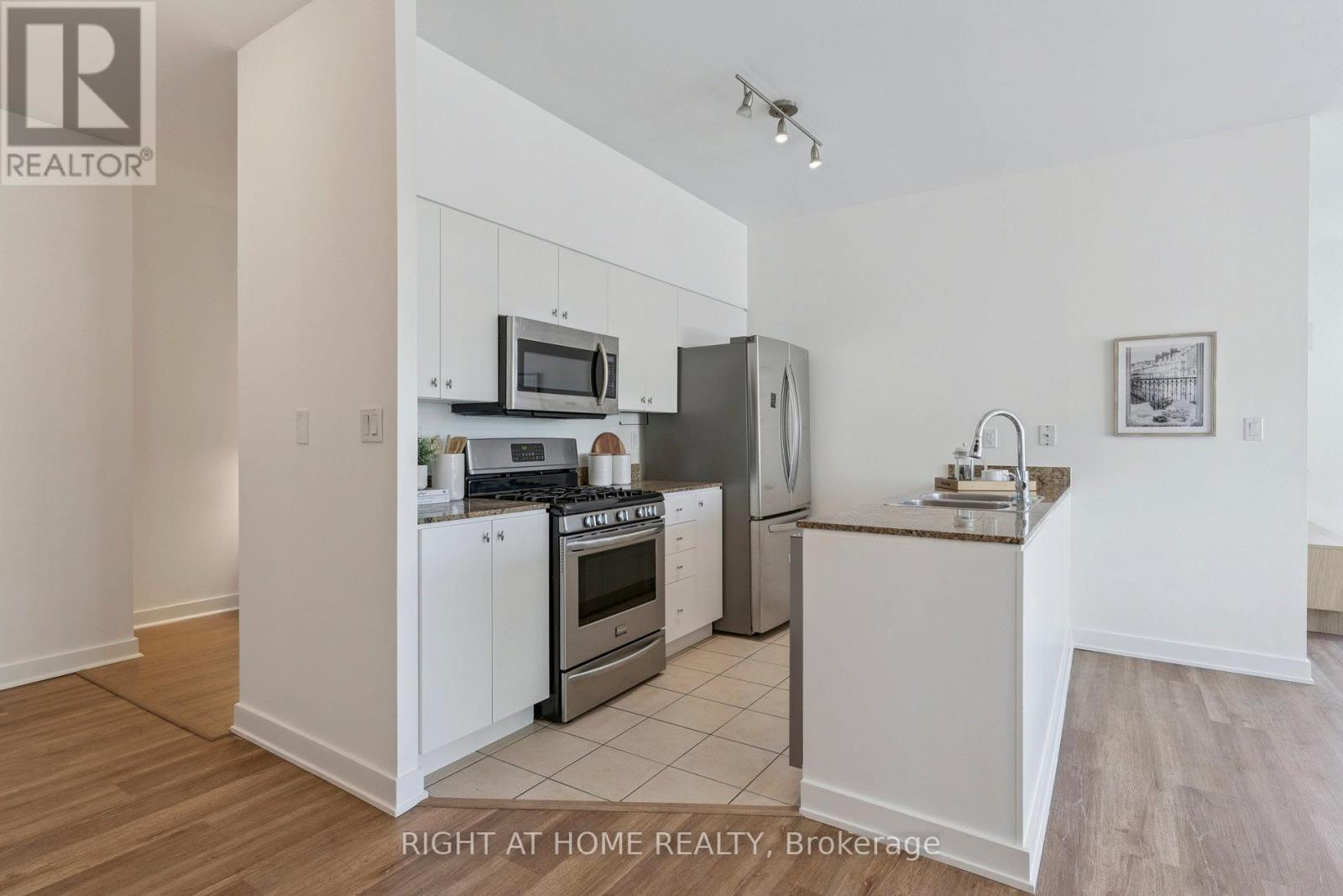 102 - 35 Mariner Terrace, Toronto (Waterfront Communities), Ontario  M5V 3V9 - Photo 12 - C12443064
