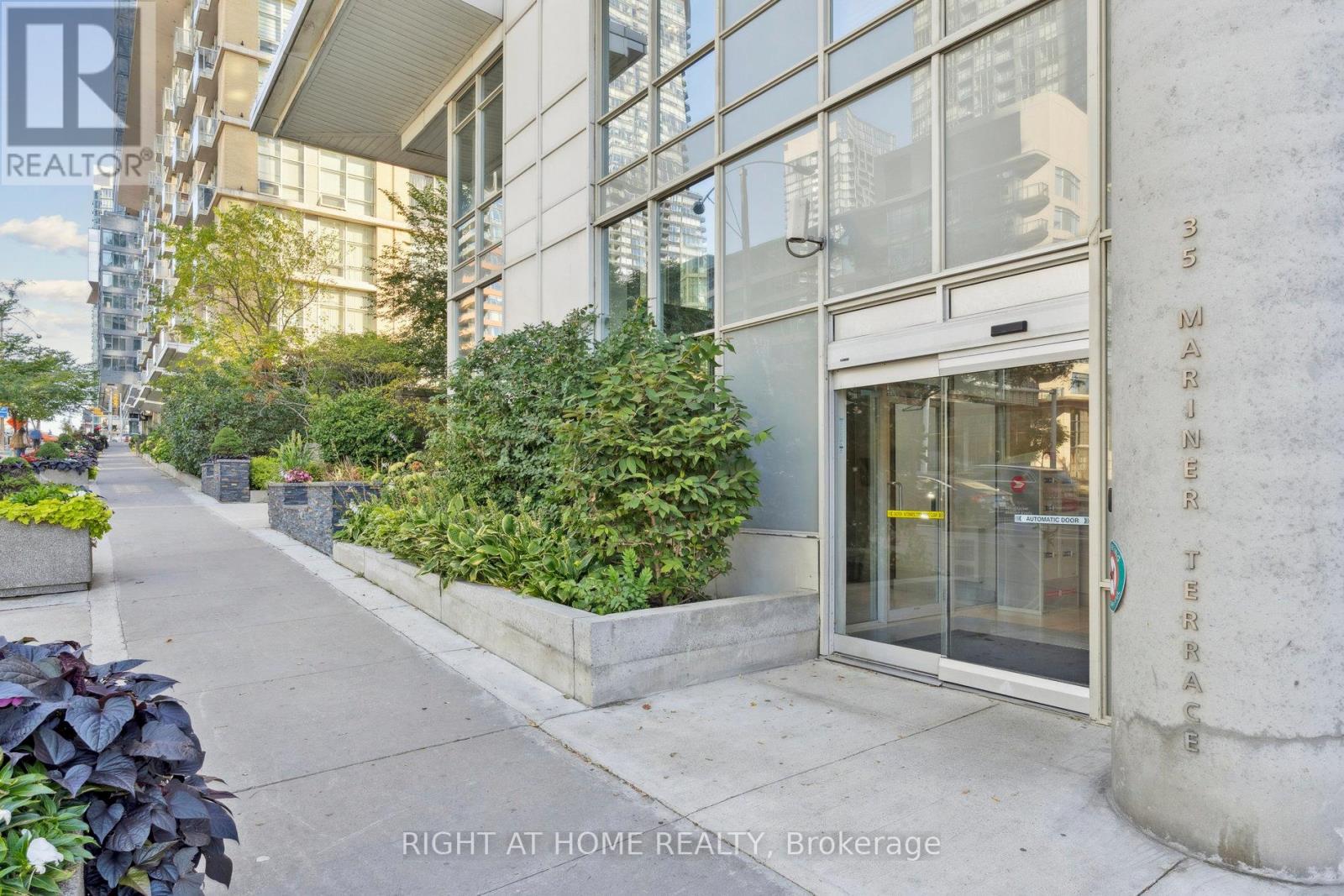 102 - 35 Mariner Terrace, Toronto (Waterfront Communities), Ontario  M5V 3V9 - Photo 3 - C12443064
