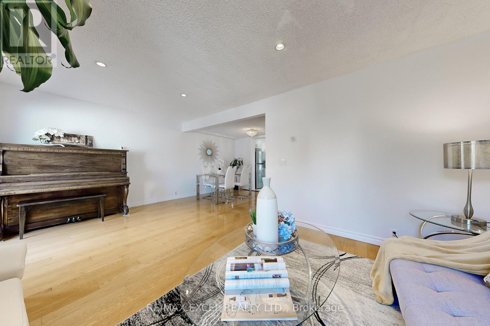 29 Green Spring Drive, Toronto (Milliken), Ontario  M1V 2A9 - Photo 4 - E12443063