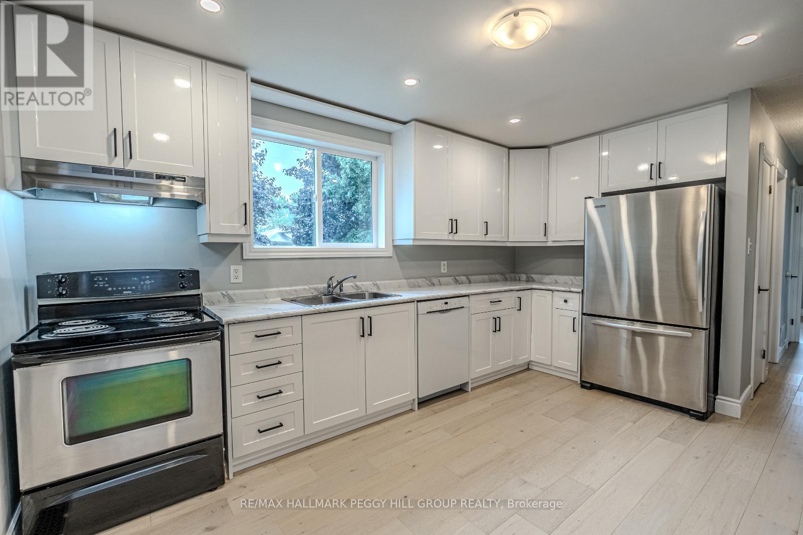 388 Parkwood Avenue, Bradford West Gwillimbury (Bradford), Ontario  L3Z 2W9 - Photo 3 - N12442948