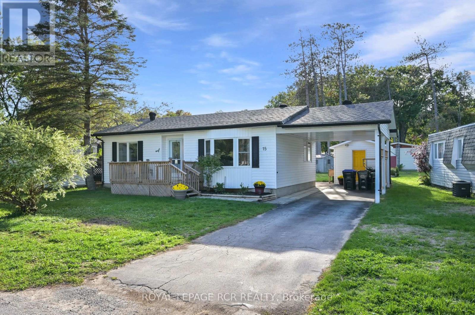 15 Carruthers Street S, Wasaga Beach, Ontario  L9Z 1K2 - Photo 1 - S12443000