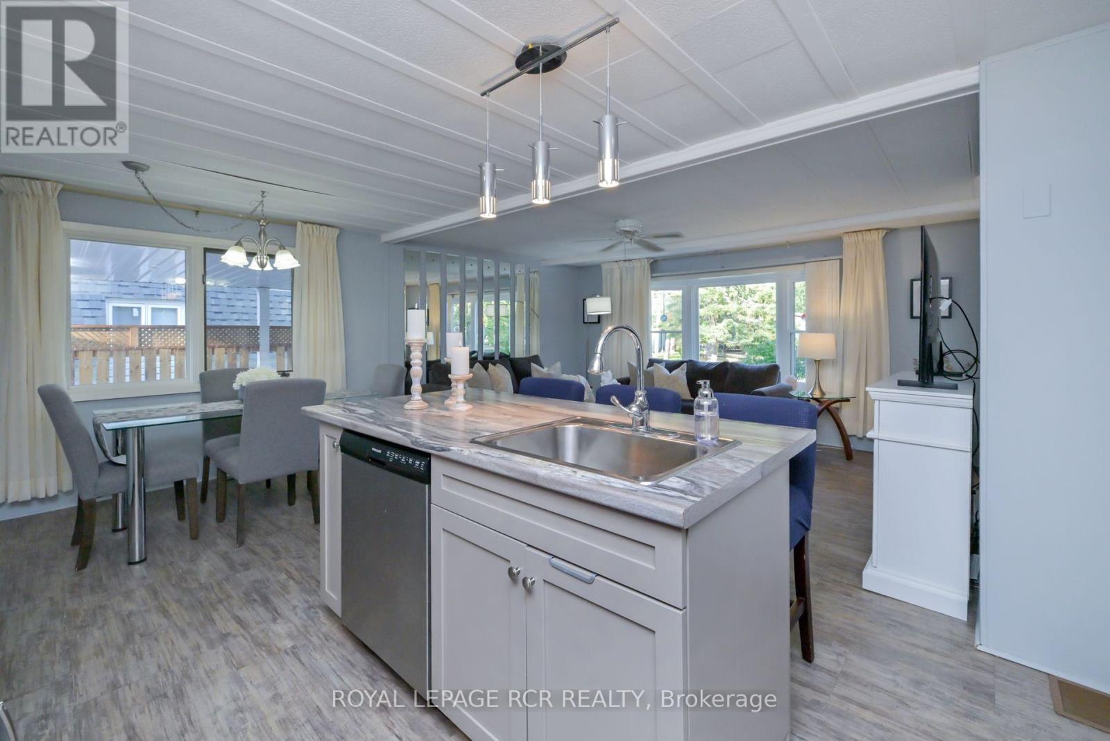 15 Carruthers Street S, Wasaga Beach, Ontario  L9Z 1K2 - Photo 10 - S12443000
