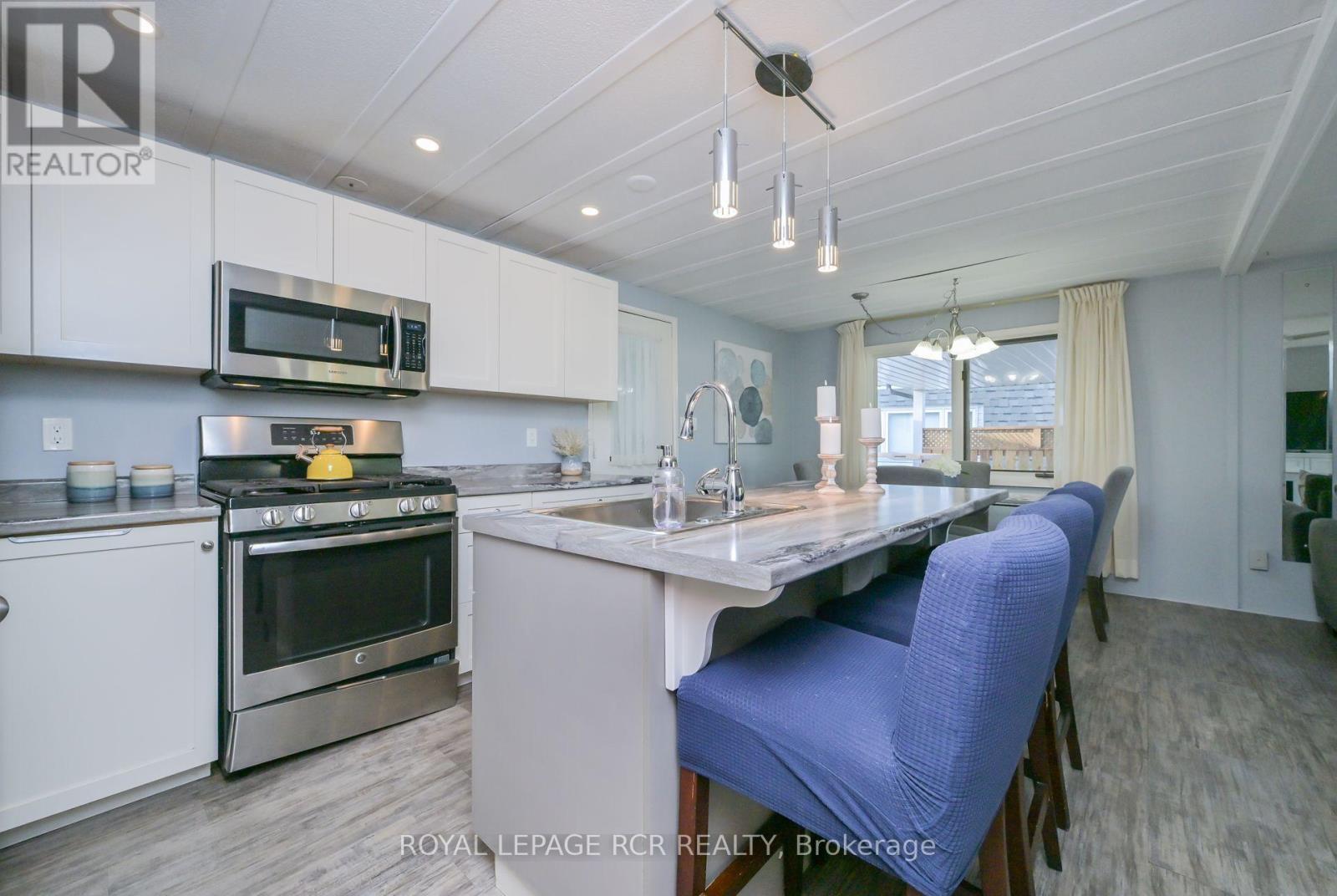 15 Carruthers Street S, Wasaga Beach, Ontario  L9Z 1K2 - Photo 13 - S12443000
