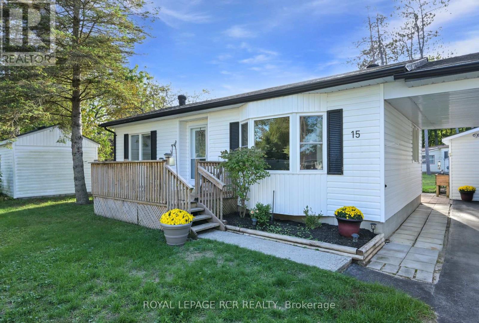 15 Carruthers Street S, Wasaga Beach, Ontario  L9Z 1K2 - Photo 2 - S12443000