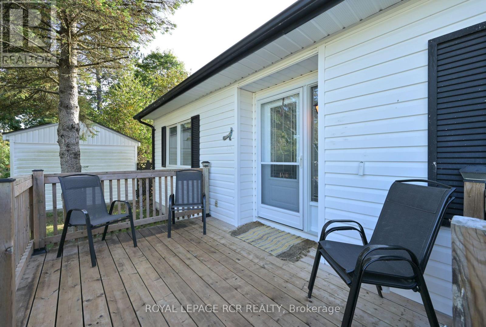 15 Carruthers Street S, Wasaga Beach, Ontario  L9Z 1K2 - Photo 3 - S12443000