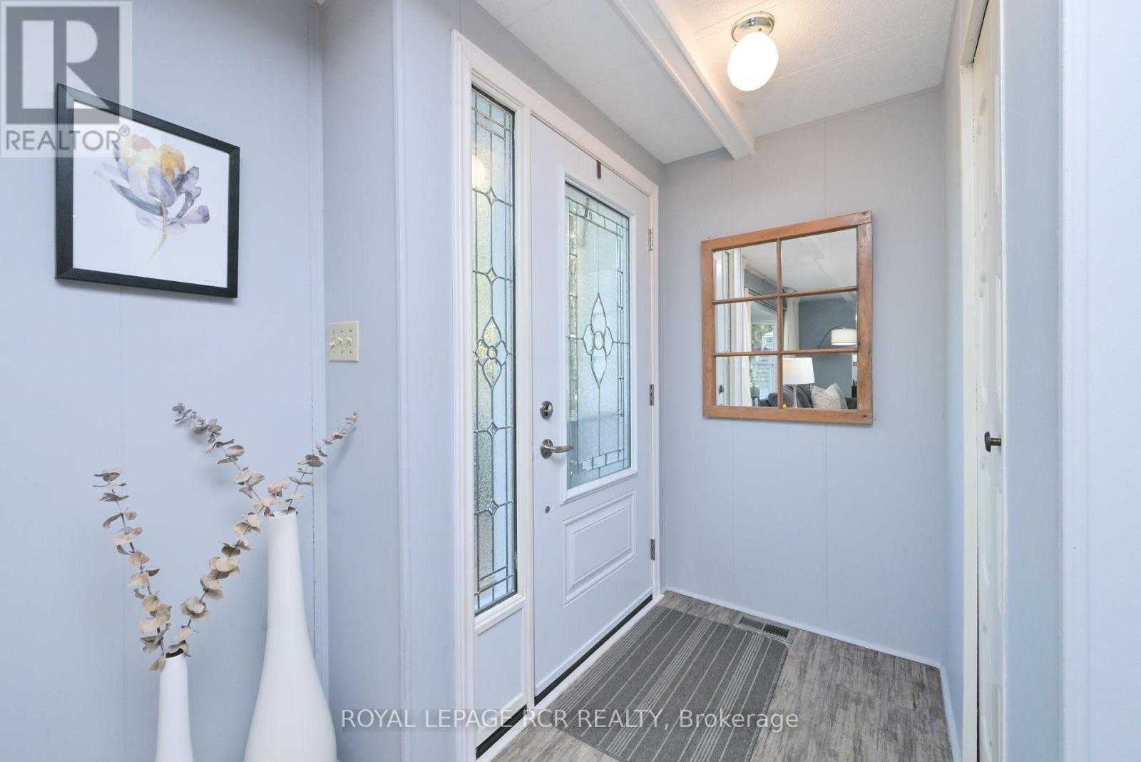 15 Carruthers Street S, Wasaga Beach, Ontario  L9Z 1K2 - Photo 4 - S12443000