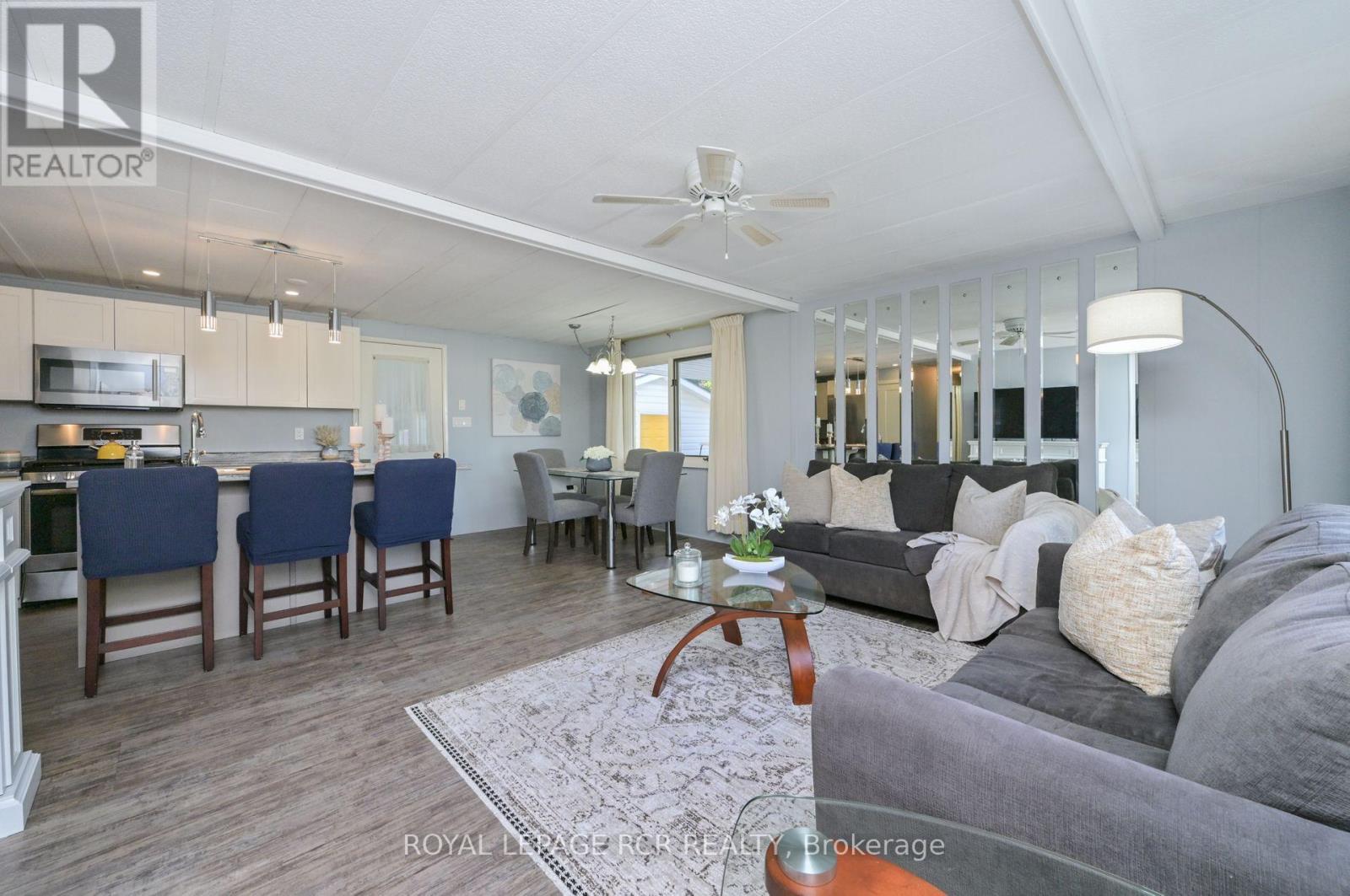 15 Carruthers Street S, Wasaga Beach, Ontario  L9Z 1K2 - Photo 5 - S12443000