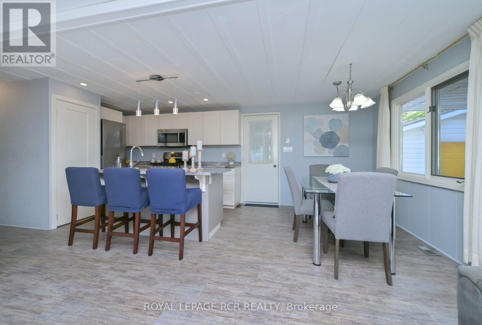 15 Carruthers Street S, Wasaga Beach, Ontario  L9Z 1K2 - Photo 6 - S12443000