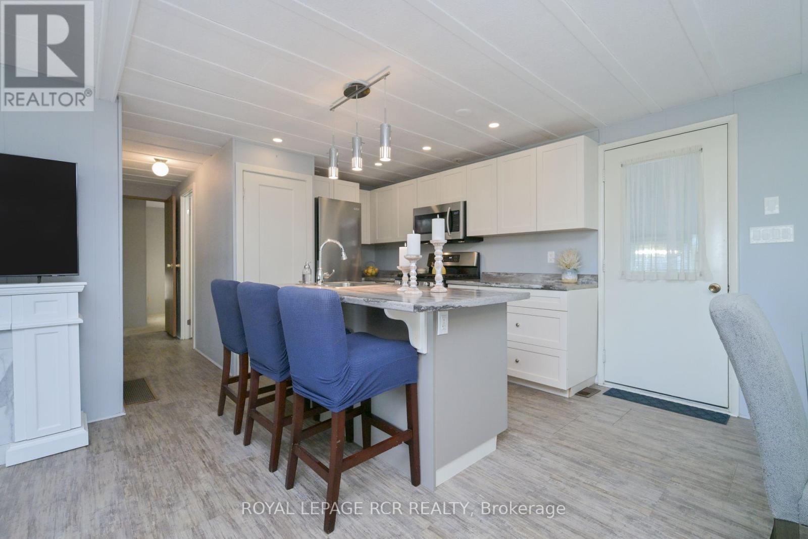 15 Carruthers Street S, Wasaga Beach, Ontario  L9Z 1K2 - Photo 7 - S12443000