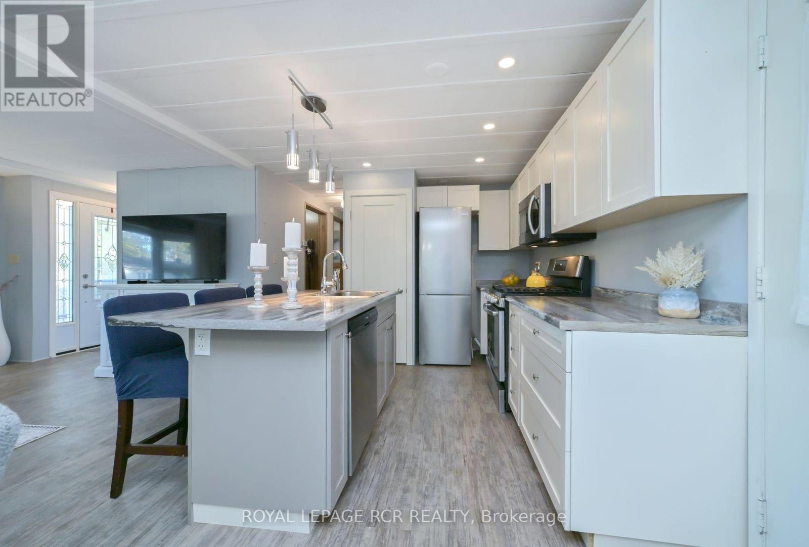 15 Carruthers Street S, Wasaga Beach, Ontario  L9Z 1K2 - Photo 8 - S12443000