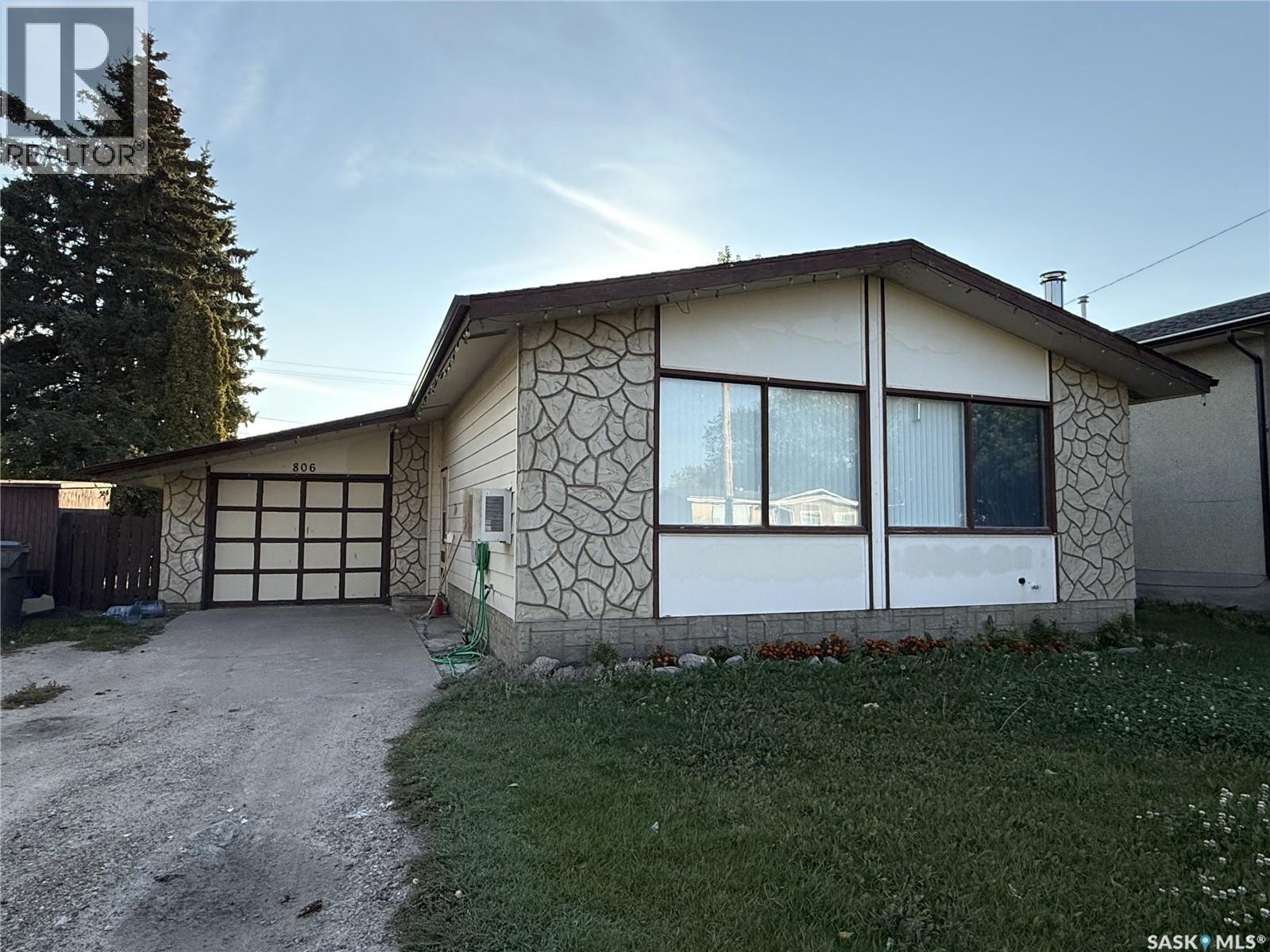 806 Centre Street, Meadow Lake, Saskatchewan  S9X 1G3 - Photo 1 - SK020043
