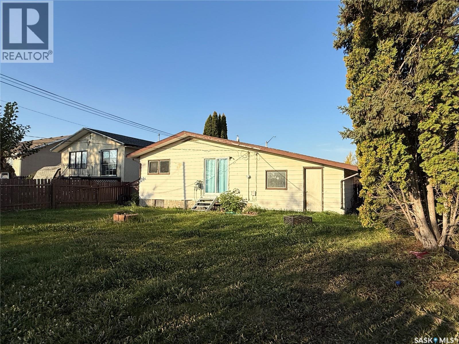 806 Centre Street, Meadow Lake, Saskatchewan  S9X 1G3 - Photo 16 - SK020043