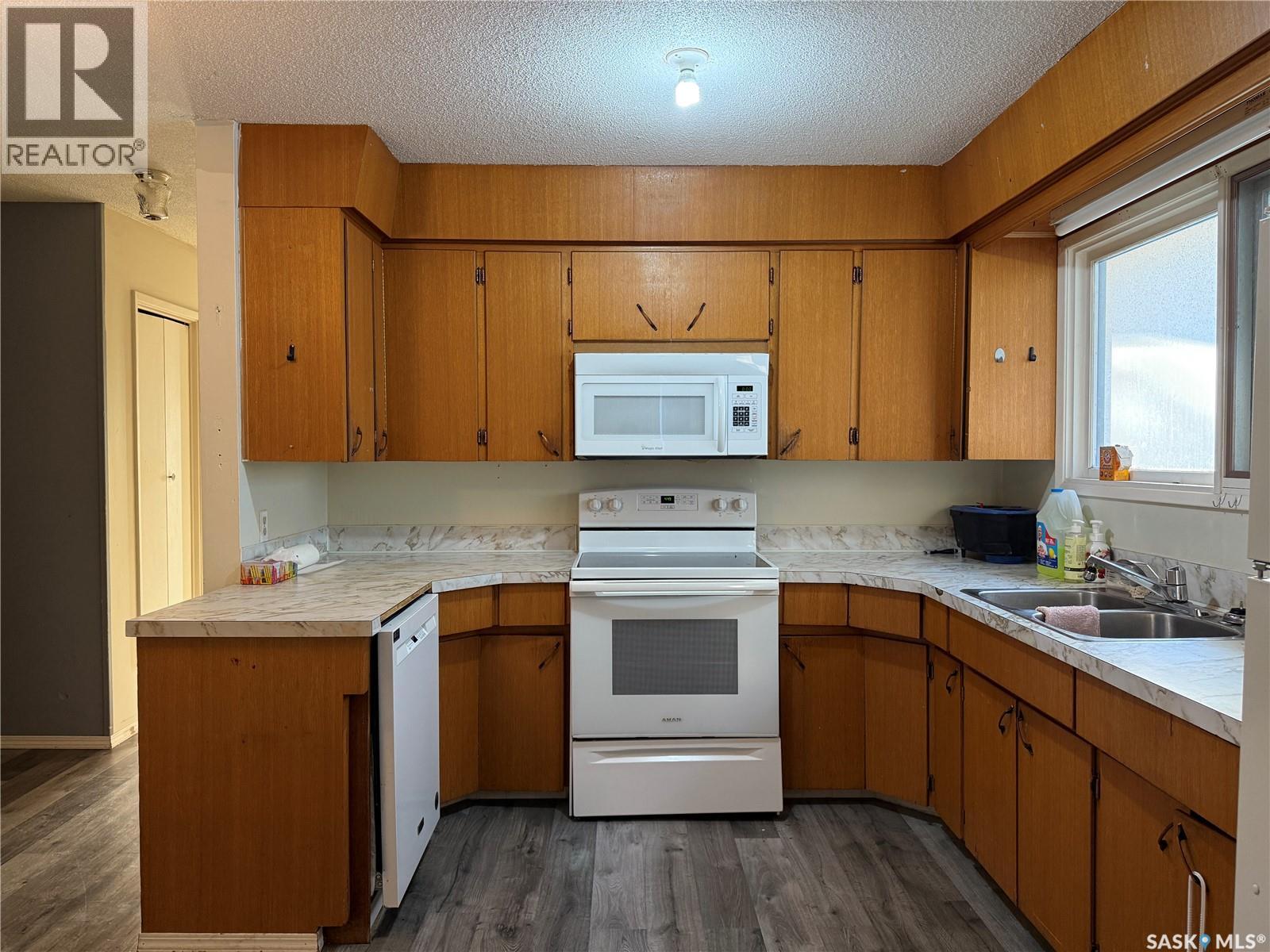 806 Centre Street, Meadow Lake, Saskatchewan  S9X 1G3 - Photo 2 - SK020043