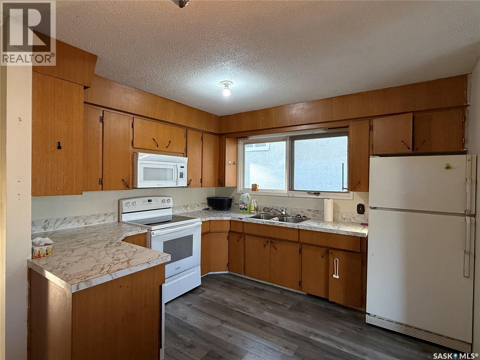 806 Centre Street, Meadow Lake, Saskatchewan  S9X 1G3 - Photo 3 - SK020043