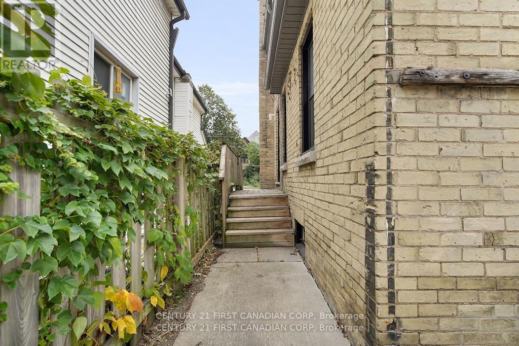 453 Quebec Street, London East, Ontario  N5W 3Y4 - Photo 28 - X12439781