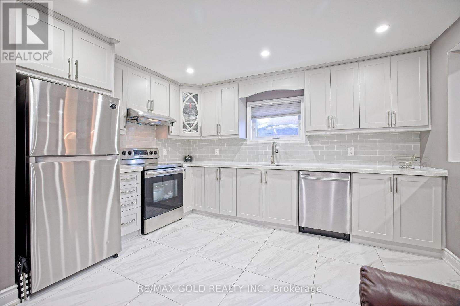 28 Royce Avenue, Brampton (Northwest Brampton), Ontario  L6Y 1J5 - Photo 1 - W12442934