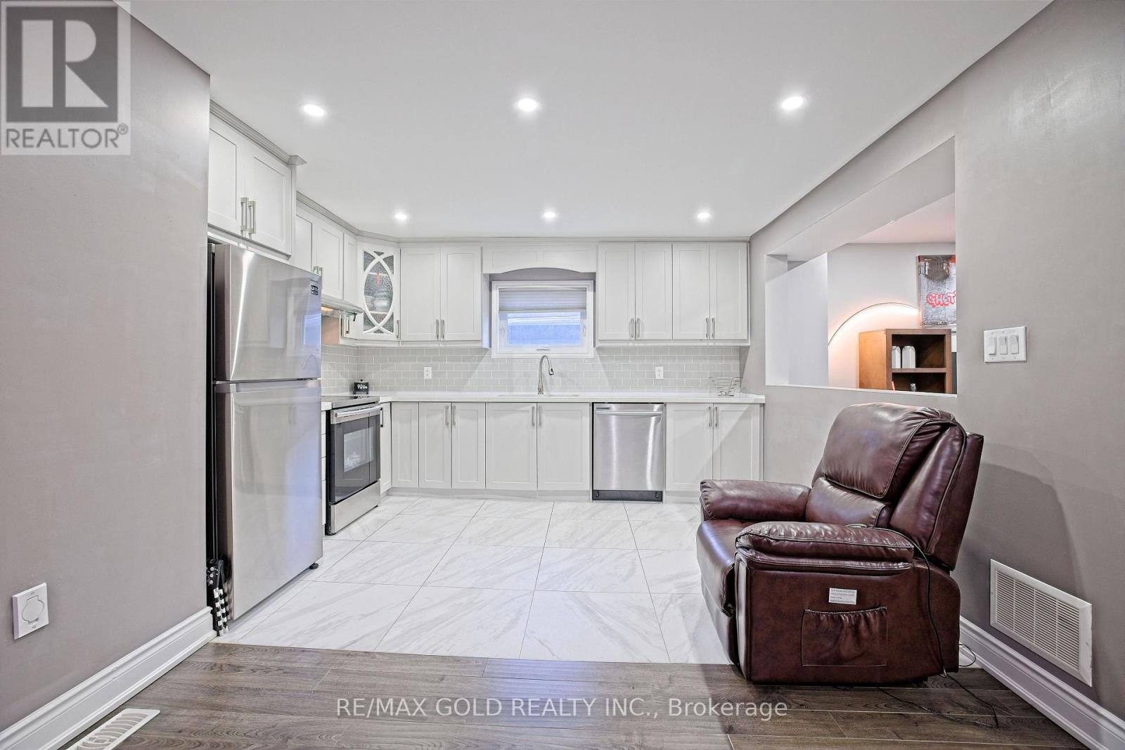 28 Royce Avenue, Brampton (Northwest Brampton), Ontario  L6Y 1J5 - Photo 4 - W12442934