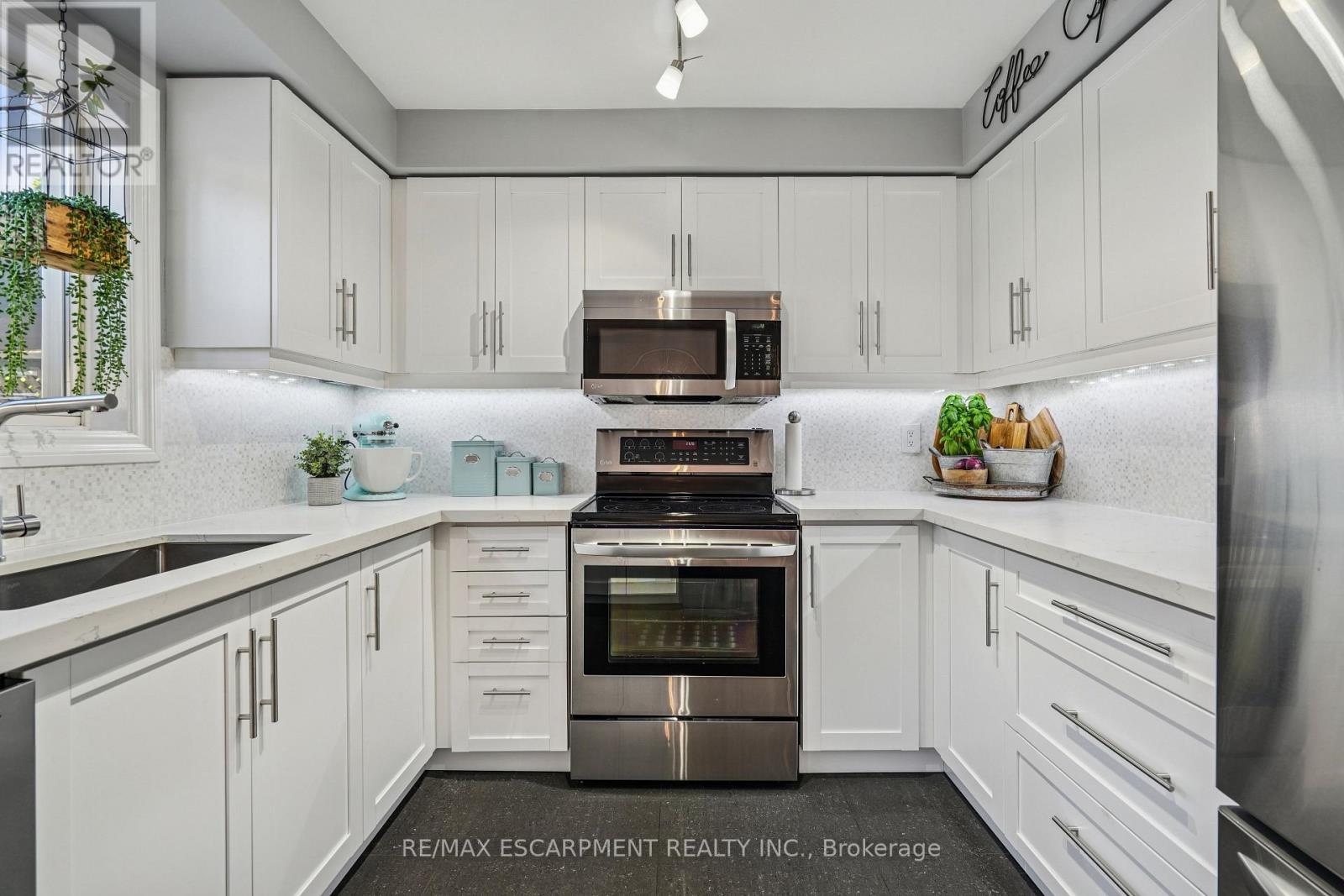 46 Dawson Crescent, Milton (Om Old Milton), Ontario  L9T 5H9 - Photo 16 - W12442967