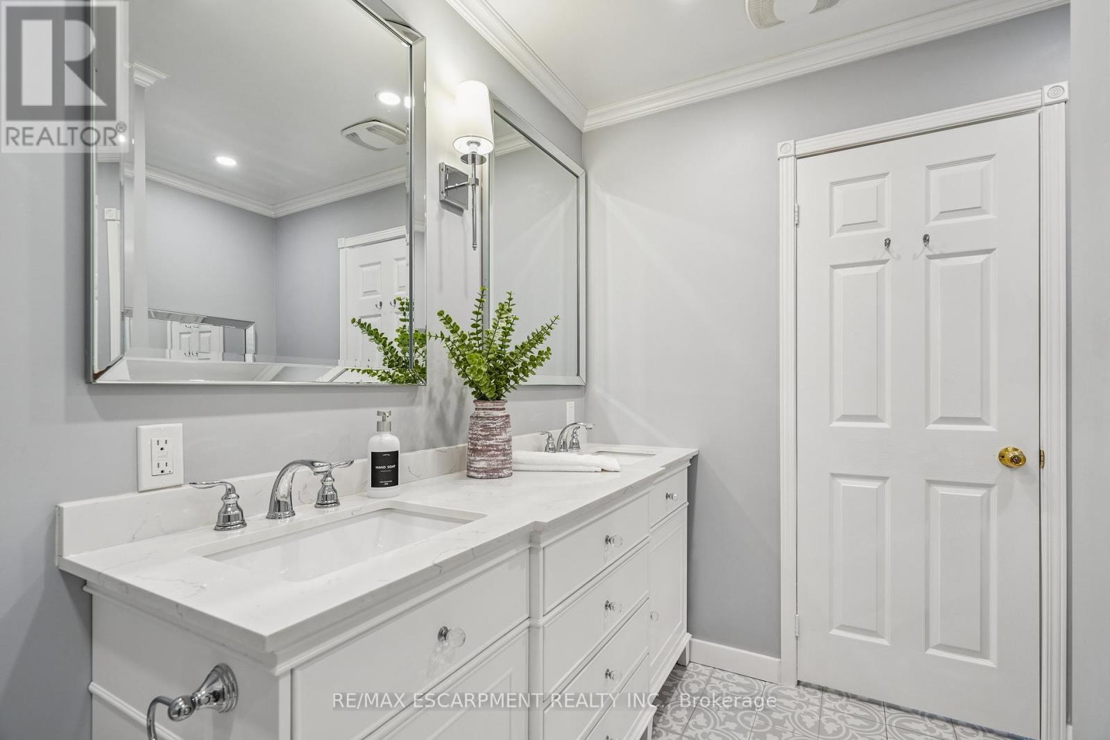 46 Dawson Crescent, Milton (Om Old Milton), Ontario  L9T 5H9 - Photo 24 - W12442967