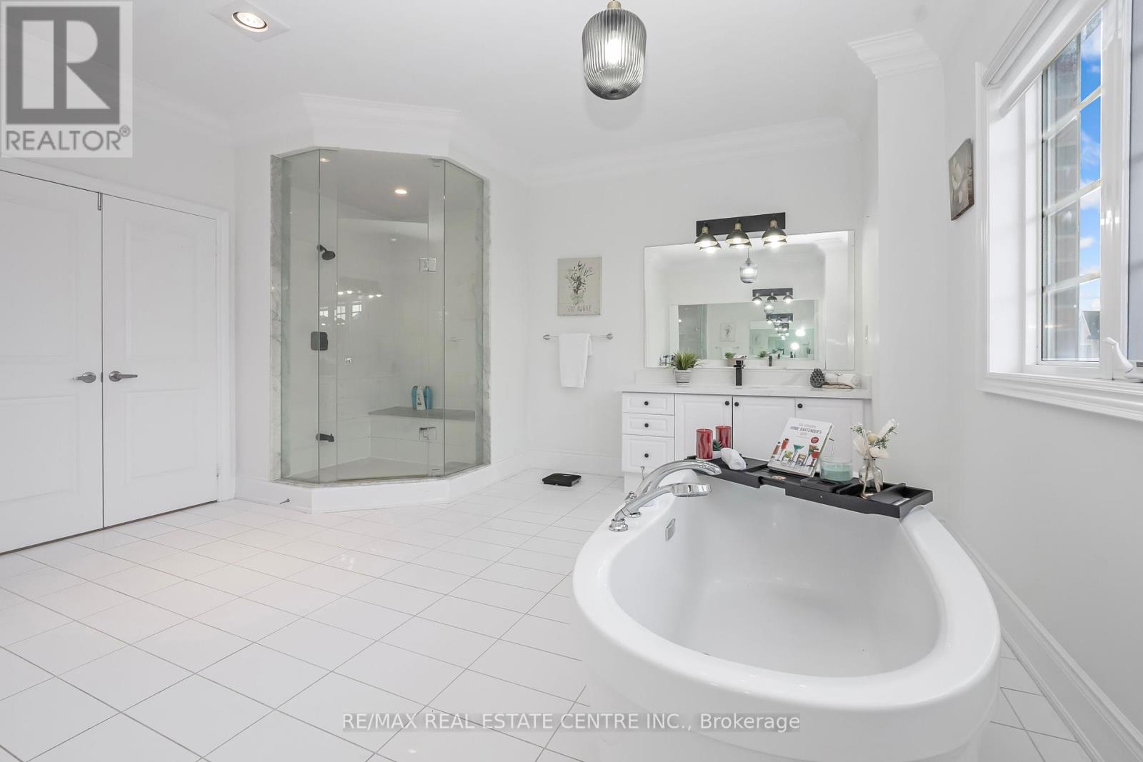 102 Belladonna Circle, Brampton (Toronto Gore Rural Estate), Ontario  L6P 4B6 - Photo 24 - W12442968