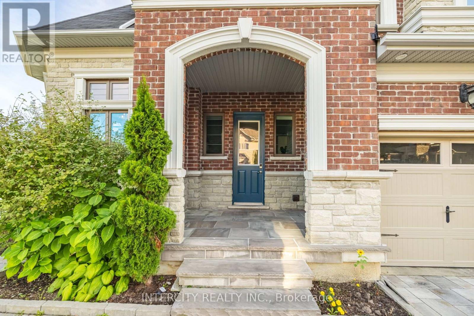 29 Chiming Road, Brampton (Toronto Gore Rural Estate), Ontario  L6P 4E1 - Photo 3 - W12443029