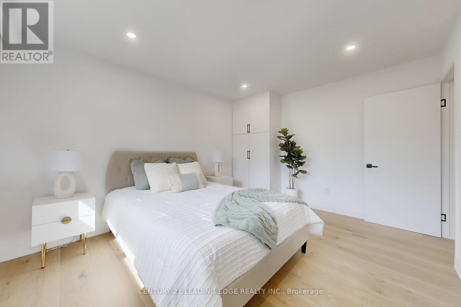 2240 Springfield Court, Mississauga (Sheridan), Ontario  L5K 1V4 - Photo 15 - W12443122