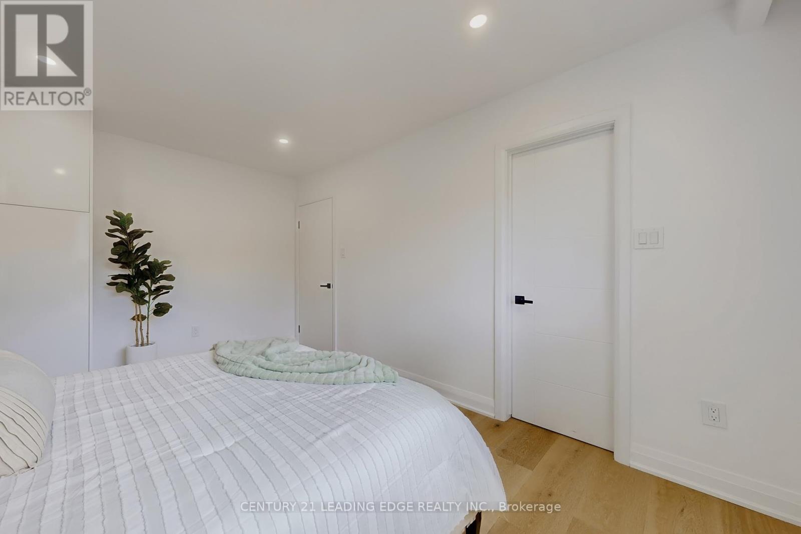2240 Springfield Court, Mississauga (Sheridan), Ontario  L5K 1V4 - Photo 16 - W12443122