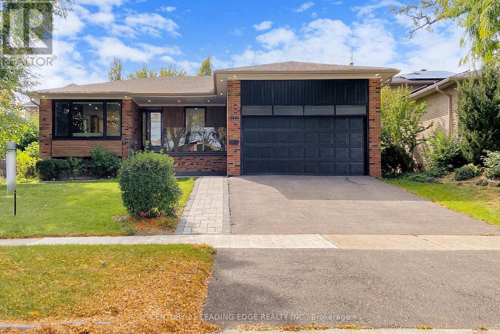 2240 Springfield Court, Mississauga (Sheridan), Ontario  L5K 1V4 - Photo 2 - W12443122